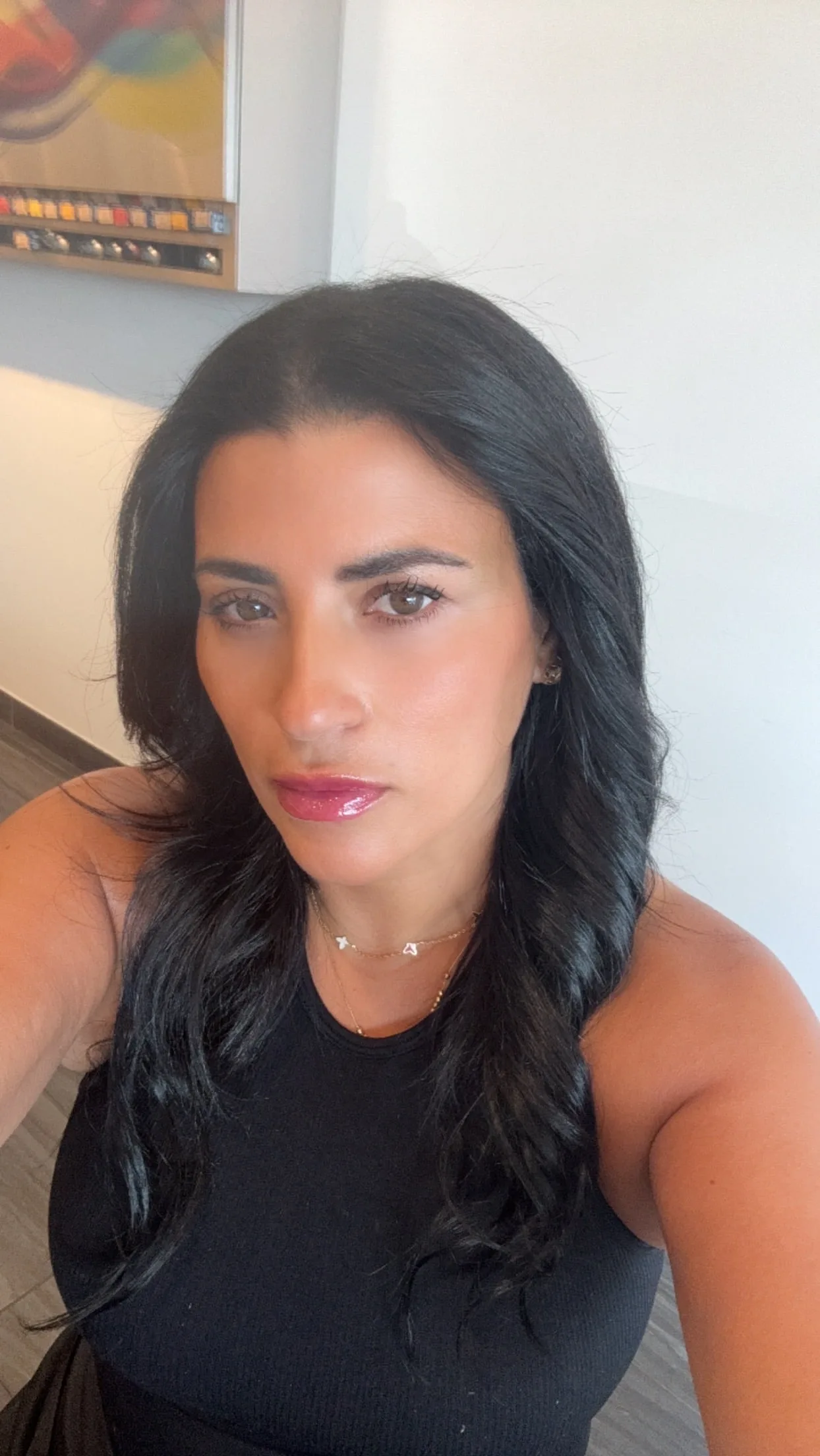 Sharp brow edges and smooth skin after eyebrow waxing at Salon Sanaa